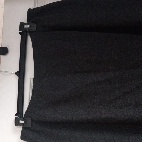 Women charcoal grey wool skirt, with the fringes at the bottom. - Picture 2 of 4